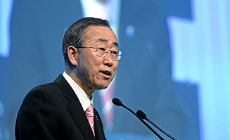 Ban Ki-moon steht auf dem Podium und hält eine Rede. Foto: World Economic Forum, CC BY-NC-SA 2.0